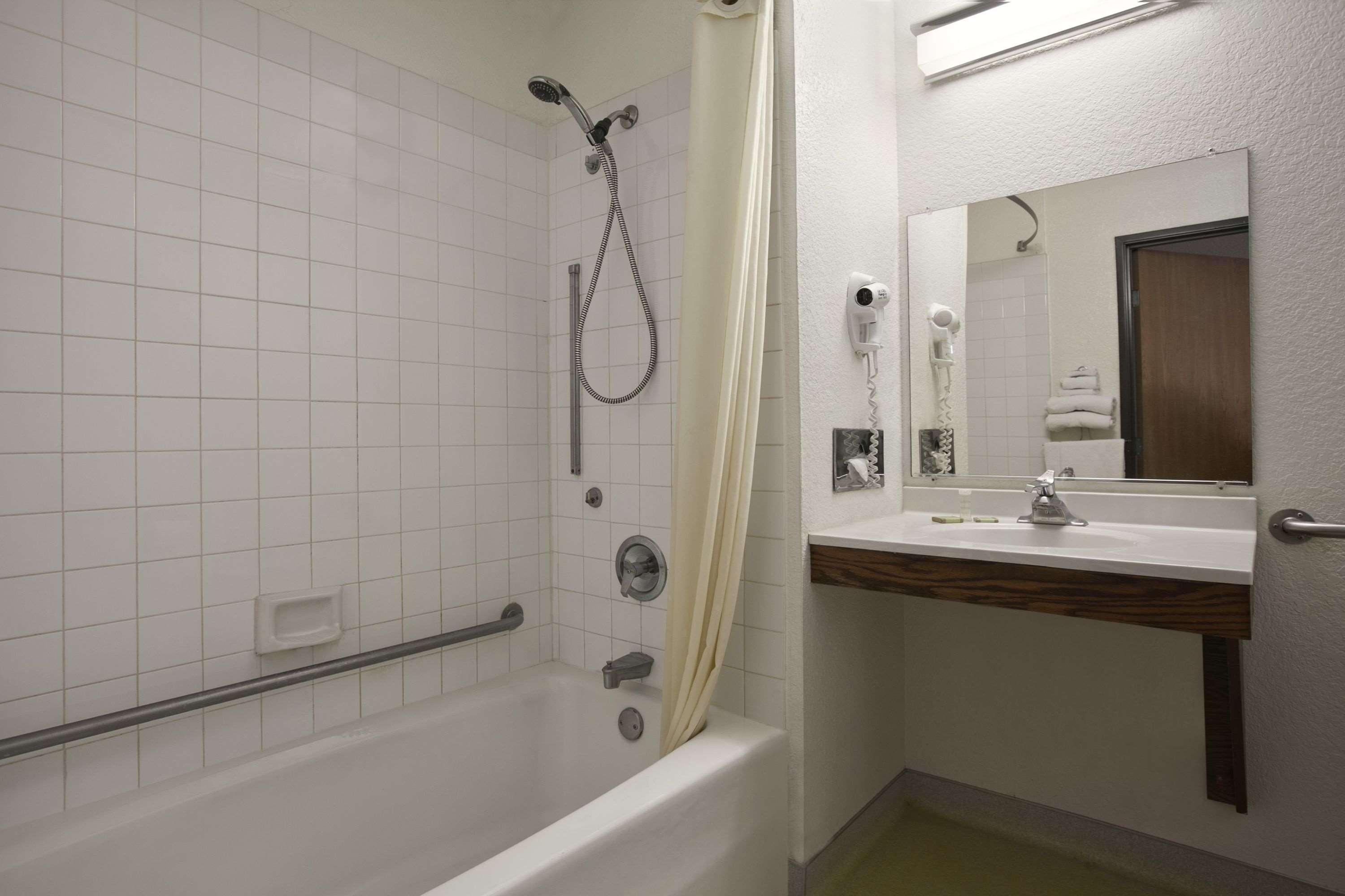 Super 8 By Wyndham Hotel